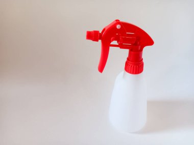 Kırmızı tetik püskürtücü beyaz arka planda izole edilmiş. Tüm amaç kavramı.