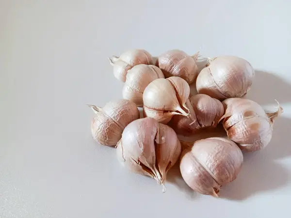 Bir demet taze sarımsak. Beyaz arka planda izole edilmiş tek karanfil sarımsak ya da inci sarımsak olarak da bilinir. Metin için alanı kopyala.