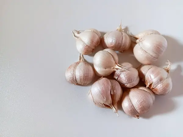 Bir demet taze sarımsak. Beyaz arka planda izole edilmiş tek karanfil sarımsak ya da inci sarımsak olarak da bilinir. Metin için alanı kopyala.