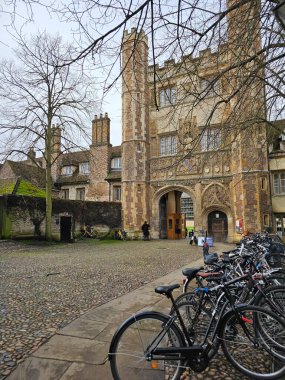 Cambridge, İngiltere. Trinity Koleji 'nin avlusunda. Akademik binalar, idari binalar ve Trinity Üniversitesi Çeşmesi ve Şapeli.