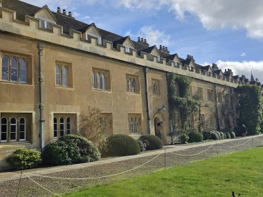 Cambridge, İngiltere. Trinity Koleji 'nin avlusunda. Akademik binalar, idari binalar ve Trinity Üniversitesi Çeşmesi ve Şapeli.