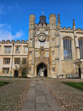 Cambridge, İngiltere. Trinity Koleji 'nin avlusunda. Akademik binalar, idari binalar ve Trinity Üniversitesi Çeşmesi ve Şapeli.