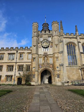 Cambridge, İngiltere. Trinity Koleji 'nin avlusunda. Akademik binalar, idari binalar ve Trinity Üniversitesi Çeşmesi ve Şapeli.