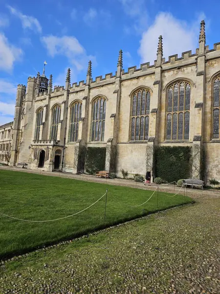 Cambridge, İngiltere. Trinity Koleji 'nin avlusunda. Akademik binalar, idari binalar ve Trinity Üniversitesi Çeşmesi ve Şapeli.