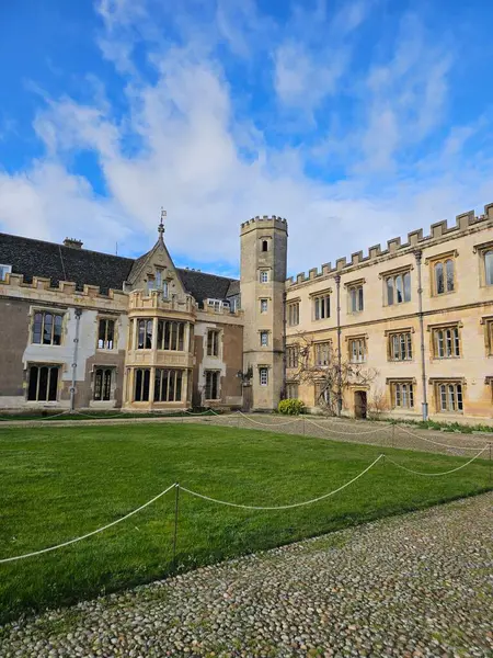 Cambridge, İngiltere. Trinity Koleji 'nin avlusunda. Akademik binalar, idari binalar ve Trinity Üniversitesi Çeşmesi ve Şapeli.