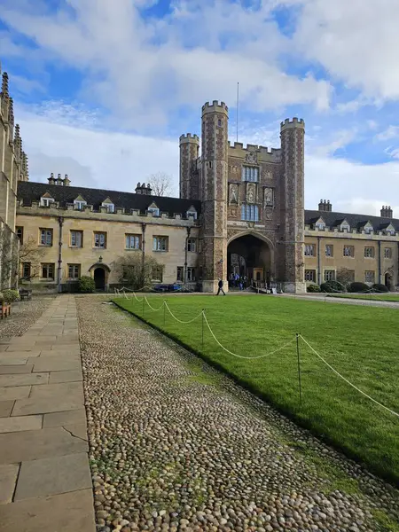 Cambridge, İngiltere. Trinity Koleji 'nin avlusunda. Akademik binalar, idari binalar ve Trinity Üniversitesi Çeşmesi ve Şapeli.