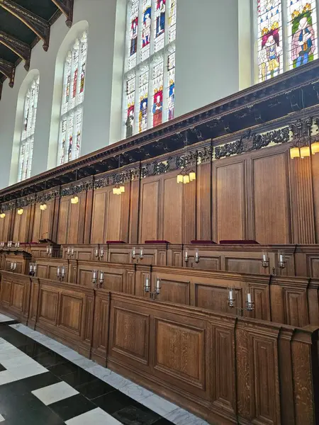 Cambridge, İngiltere. Trinity Koleji 'nin avlusunda. Akademik binalar, idari binalar ve Trinity Üniversitesi Çeşmesi ve Şapeli.