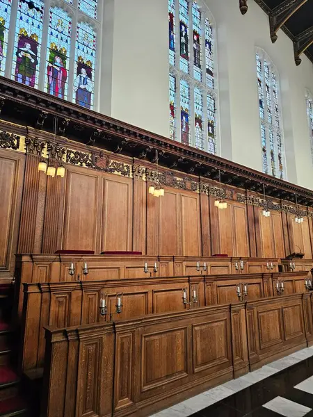 Cambridge, İngiltere. Trinity Koleji 'nin avlusunda. Akademik binalar, idari binalar ve Trinity Üniversitesi Çeşmesi ve Şapeli.