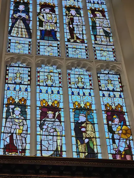 Cambridge, İngiltere. Trinity Koleji 'nin avlusunda. Akademik binalar, idari binalar ve Trinity Üniversitesi Çeşmesi ve Şapeli.