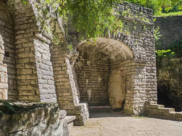 Estonya. Toila Oru Parkı, Ida-Viru Bölgesi 'nin incilerinden biridir. Yürümek için harika bir yer. Yeşil tatil.