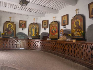 Kutsal Koğuş Pskov-Pechersk Manastırı, Rusya 'nın asırlık tarihine sahip en ünlü erkek manastırlarından biridir. 1473 'te, kumda kazılan Dormition' ın mağara kilisesi kutsanmıştı ve bu da manastırın temelinin atıldığı zaman.