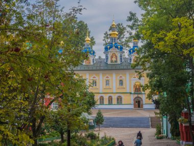 Kutsal Koğuş Pskov-Pechersk Manastırı, Rusya 'nın asırlık tarihine sahip en ünlü erkek manastırlarından biridir. 1473 'te, kumda kazılan Dormition' ın mağara kilisesi kutsanmıştı ve bu da manastırın temelinin atıldığı zaman.