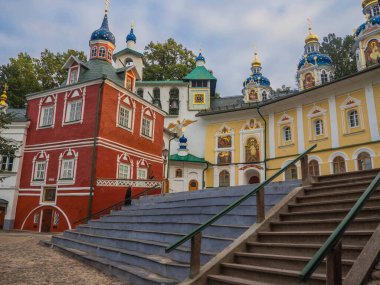Kutsal Koğuş Pskov-Pechersk Manastırı, Rusya 'nın asırlık tarihine sahip en ünlü erkek manastırlarından biridir. 1473 'te, kumda kazılan Dormition' ın mağara kilisesi kutsanmıştı ve bu da manastırın temelinin atıldığı zaman.