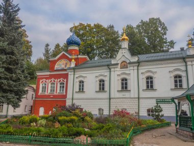 Kutsal Koğuş Pskov-Pechersk Manastırı, Rusya 'nın asırlık tarihine sahip en ünlü erkek manastırlarından biridir. 1473 'te, kumda kazılan Dormition' ın mağara kilisesi kutsanmıştı ve bu da manastırın temelinin atıldığı zaman.