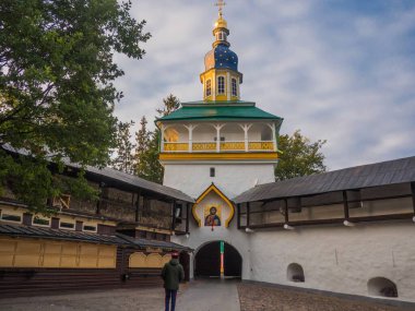 Kutsal Koğuş Pskov-Pechersk Manastırı, Rusya 'nın asırlık tarihine sahip en ünlü erkek manastırlarından biridir. 1473 'te, kumda kazılan Dormition' ın mağara kilisesi kutsanmıştı ve bu da manastırın temelinin atıldığı zaman.