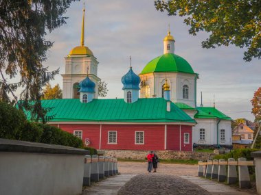 Kutsal Koğuş Pskov-Pechersk Manastırı, Rusya 'nın asırlık tarihine sahip en ünlü erkek manastırlarından biridir. 1473 'te, kumda kazılan Dormition' ın mağara kilisesi kutsanmıştı ve bu da manastırın temelinin atıldığı zaman.