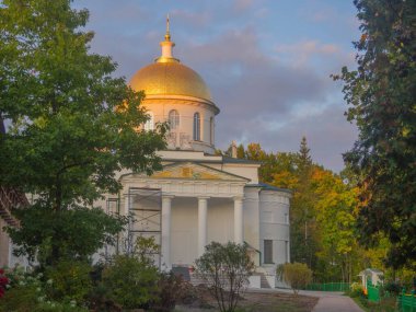 Kutsal Koğuş Pskov-Pechersk Manastırı, Rusya 'nın asırlık tarihine sahip en ünlü erkek manastırlarından biridir. 1473 'te, kumda kazılan Dormition' ın mağara kilisesi kutsanmıştı ve bu da manastırın temelinin atıldığı zaman.