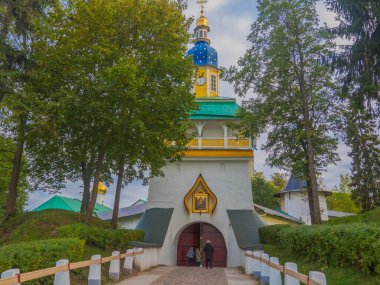 Kutsal Koğuş Pskov-Pechersk Manastırı, Rusya 'nın asırlık tarihine sahip en ünlü erkek manastırlarından biridir. 1473 'te, kumda kazılan Dormition' ın mağara kilisesi kutsanmıştı ve bu da manastırın temelinin atıldığı zaman.
