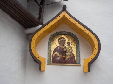 Kutsal Koğuş Pskov-Pechersk Manastırı, Rusya 'nın asırlık tarihine sahip en ünlü erkek manastırlarından biridir. 1473 'te, kumda kazılan Dormition' ın mağara kilisesi kutsanmıştı ve bu da manastırın temelinin atıldığı zaman.