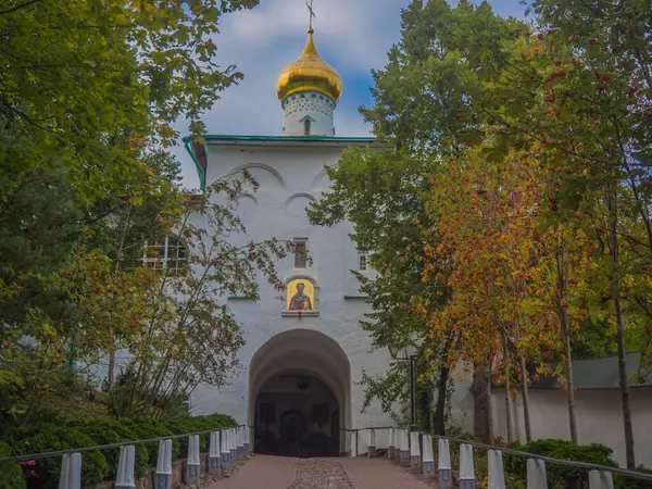 Kutsal Koğuş Pskov-Pechersk Manastırı, Rusya 'nın asırlık tarihine sahip en ünlü erkek manastırlarından biridir. 1473 'te, kumda kazılan Dormition' ın mağara kilisesi kutsanmıştı ve bu da manastırın temelinin atıldığı zaman.