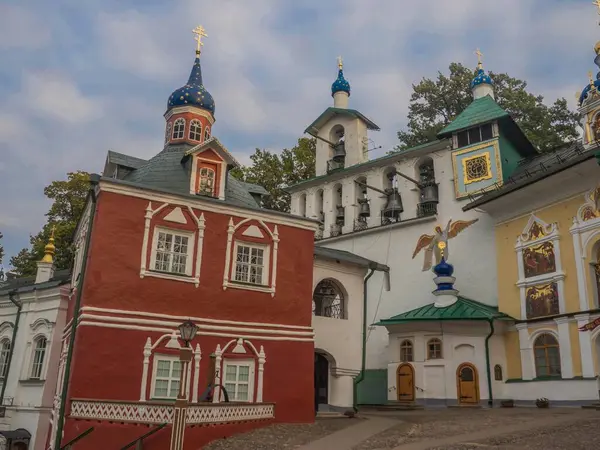Kutsal Koğuş Pskov-Pechersk Manastırı, Rusya 'nın asırlık tarihine sahip en ünlü erkek manastırlarından biridir. 1473 'te, kumda kazılan Dormition' ın mağara kilisesi kutsanmıştı ve bu da manastırın temelinin atıldığı zaman.