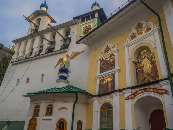Kutsal Koğuş Pskov-Pechersk Manastırı, Rusya 'nın asırlık tarihine sahip en ünlü erkek manastırlarından biridir. 1473 'te, kumda kazılan Dormition' ın mağara kilisesi kutsanmıştı ve bu da manastırın temelinin atıldığı zaman.