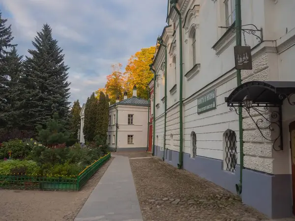 Kutsal Koğuş Pskov-Pechersk Manastırı, Rusya 'nın asırlık tarihine sahip en ünlü erkek manastırlarından biridir. 1473 'te, kumda kazılan Dormition' ın mağara kilisesi kutsanmıştı ve bu da manastırın temelinin atıldığı zaman.