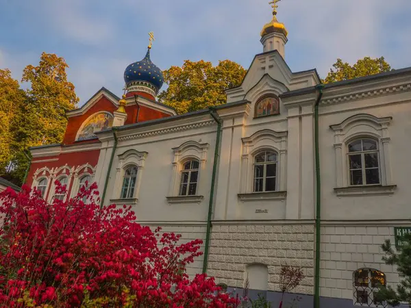 Kutsal Koğuş Pskov-Pechersk Manastırı, Rusya 'nın asırlık tarihine sahip en ünlü erkek manastırlarından biridir. 1473 'te, kumda kazılan Dormition' ın mağara kilisesi kutsanmıştı ve bu da manastırın temelinin atıldığı zaman.
