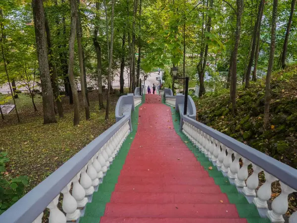 Kutsal Koğuş Pskov-Pechersk Manastırı, Rusya 'nın asırlık tarihine sahip en ünlü erkek manastırlarından biridir. 1473 'te, kumda kazılan Dormition' ın mağara kilisesi kutsanmıştı ve bu da manastırın temelinin atıldığı zaman.