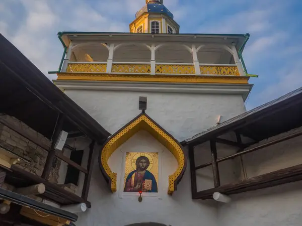 Kutsal Koğuş Pskov-Pechersk Manastırı, Rusya 'nın asırlık tarihine sahip en ünlü erkek manastırlarından biridir. 1473 'te, kumda kazılan Dormition' ın mağara kilisesi kutsanmıştı ve bu da manastırın temelinin atıldığı zaman.