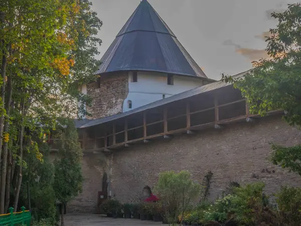 Kutsal Koğuş Pskov-Pechersk Manastırı, Rusya 'nın asırlık tarihine sahip en ünlü erkek manastırlarından biridir. 1473 'te, kumda kazılan Dormition' ın mağara kilisesi kutsanmıştı ve bu da manastırın temelinin atıldığı zaman.