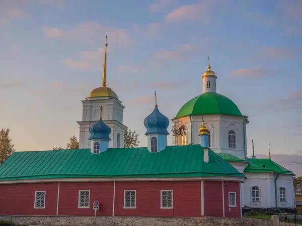 Kutsal Koğuş Pskov-Pechersk Manastırı, Rusya 'nın asırlık tarihine sahip en ünlü erkek manastırlarından biridir. 1473 'te, kumda kazılan Dormition' ın mağara kilisesi kutsanmıştı ve bu da manastırın temelinin atıldığı zaman.