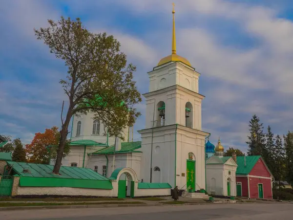 Kutsal Koğuş Pskov-Pechersk Manastırı, Rusya 'nın asırlık tarihine sahip en ünlü erkek manastırlarından biridir. 1473 'te, kumda kazılan Dormition' ın mağara kilisesi kutsanmıştı ve bu da manastırın temelinin atıldığı zaman.