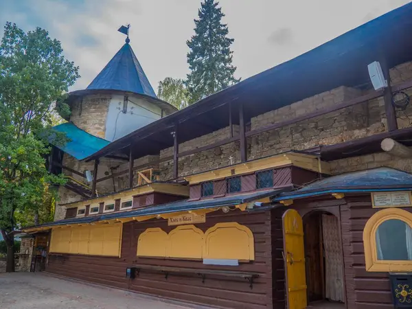 Kutsal Koğuş Pskov-Pechersk Manastırı, Rusya 'nın asırlık tarihine sahip en ünlü erkek manastırlarından biridir. 1473 'te, kumda kazılan Dormition' ın mağara kilisesi kutsanmıştı ve bu da manastırın temelinin atıldığı zaman.