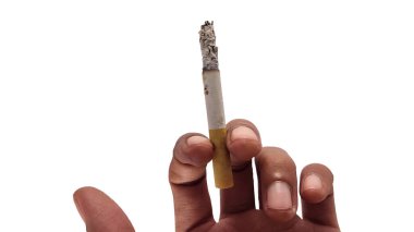 Beyaz arka planda izole edilmiş sigarayı tutan adam.