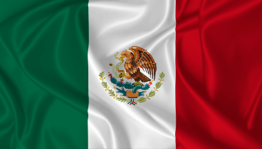 Meksika bayrağı ipek dokuda rüzgarda dalgalanıyor