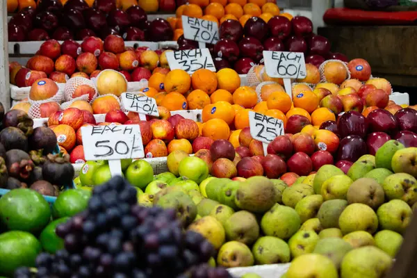 Renkli Cornucopia: Market Stall Meyveleri