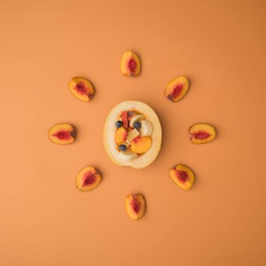 Pastel arka planda dilimlenmiş organik çiğ meyvelerin yaratıcı minimum düzeni. Düz konsept.