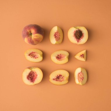 Yaratıcı Desen konsepti Düz, pastel arka planda dilimlenmiş şeftaliden yapılmış minimal bir düzendi.