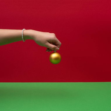 Bir el yeni yılın dekoratif altın fenerini tutar.