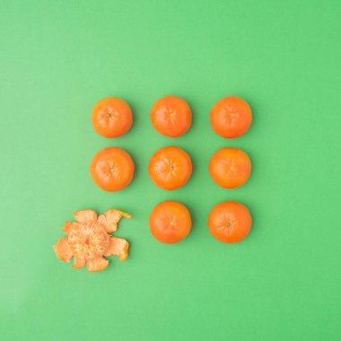 Tümüyle ve soyulmuş portakallarla yaratıcı bir kavram. Düz uzanma deseni.