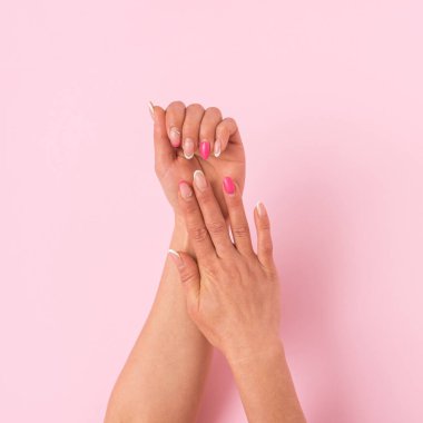 Zarif Eller ve Trendy Nail 'den Minimalist Güzellik Konsepti, ten rengi, tırnak tasarımı ve simetriyi vurguluyor