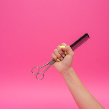 Elinde saç teçhizatıyla güçlü bir kadın jesti, renkli yüzeyde izole edilmiş. İş, serbest meslek sahibi kadınlar, yetkilendirme, güzellik trendleri gibi konular için harika..