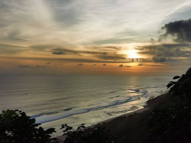 Denizin üzerinde güzel bir gün batımı