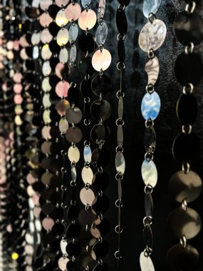 Siyah çevrede oyun dolu renkleri olan küçük dairesel aynalar arkaplan