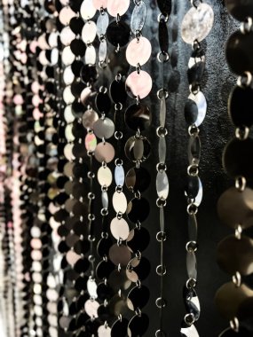 Siyah çevrede oyun dolu renkleri olan küçük dairesel aynalar arkaplan