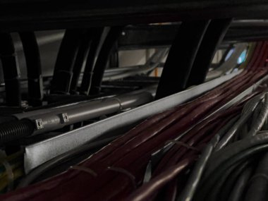 Kablolu TV kablosu döşeyen elektrik kabloları, elektrik şirketi arkaplanı, güzel bir çalışma kurulumu, sinematik fotoğraf.