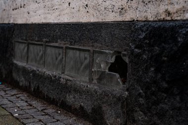 Taş duvarda kırık camlar, kartpostal arkaplan fotoğrafı.