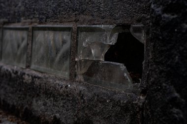 Taş duvarda kırık camlar, kartpostal arkaplan fotoğrafı.