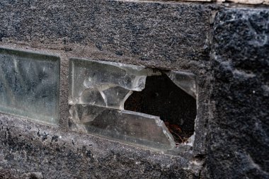 Taş duvarda kırık camlar, kartpostal arkaplan fotoğrafı.